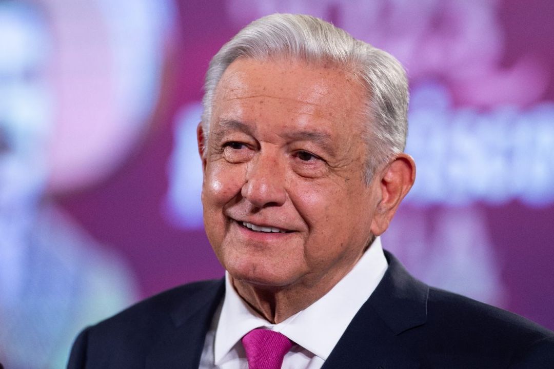 AMLO muestra carta que envió al juez que le ordenó abstenerse de hablar de Xóchitl Gálvez