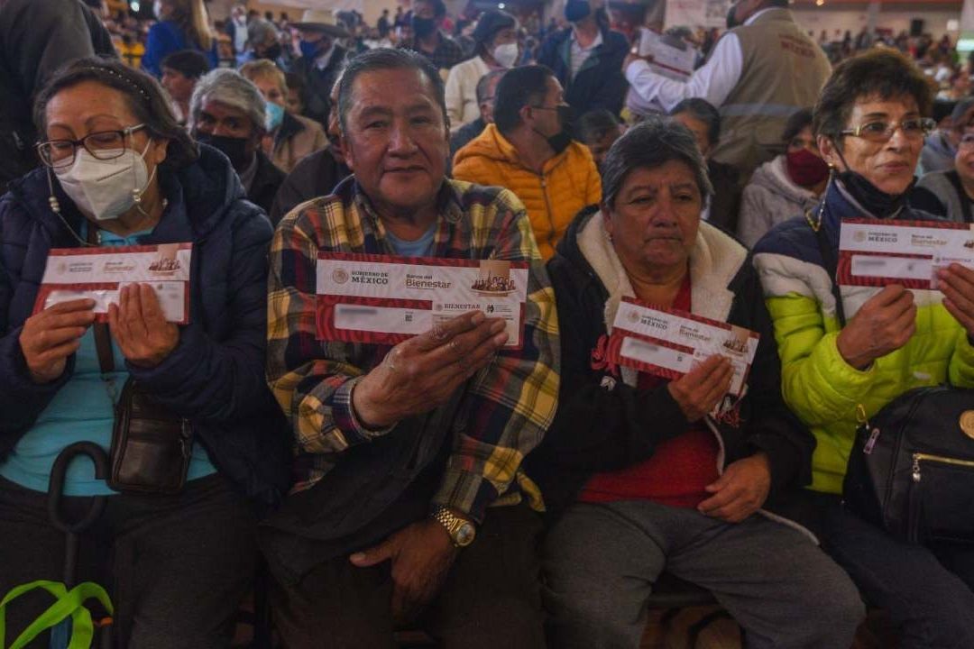 Los beneficiarios de la Pensión del Bienestar muestran sus tarjetas