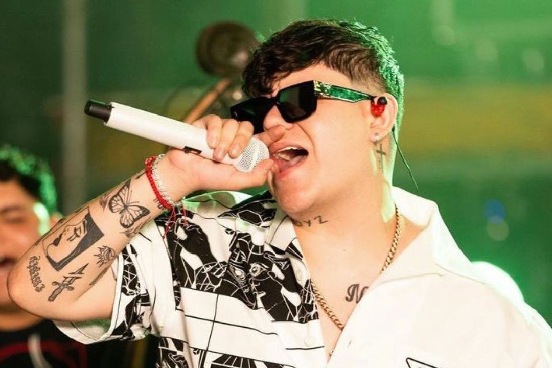 Junior H en concierto interpretando Jueves 10