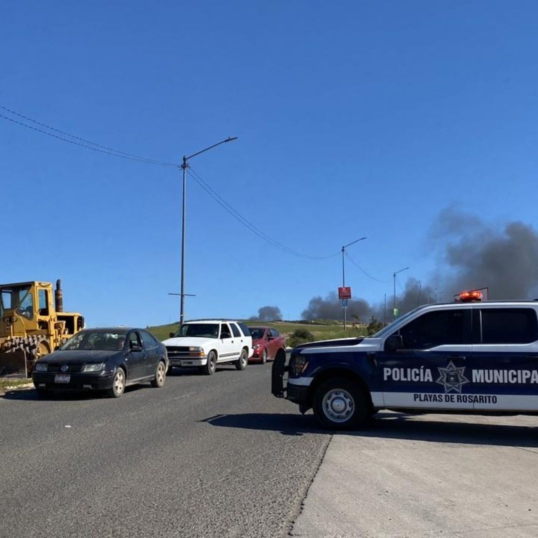 Evacúan casas en Rosarito por incendio de ducto de Pemex