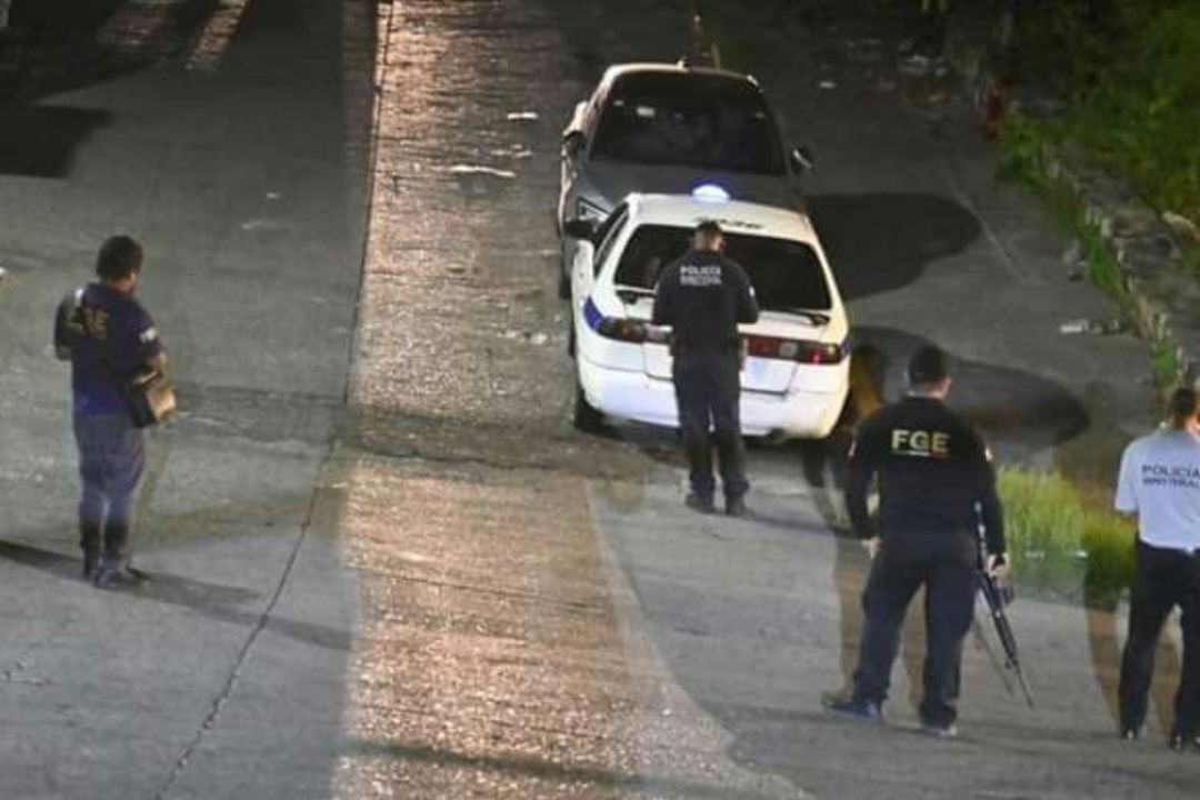 Abandonan restos humanos en bolsas adentro de un taxi en Acapulco.