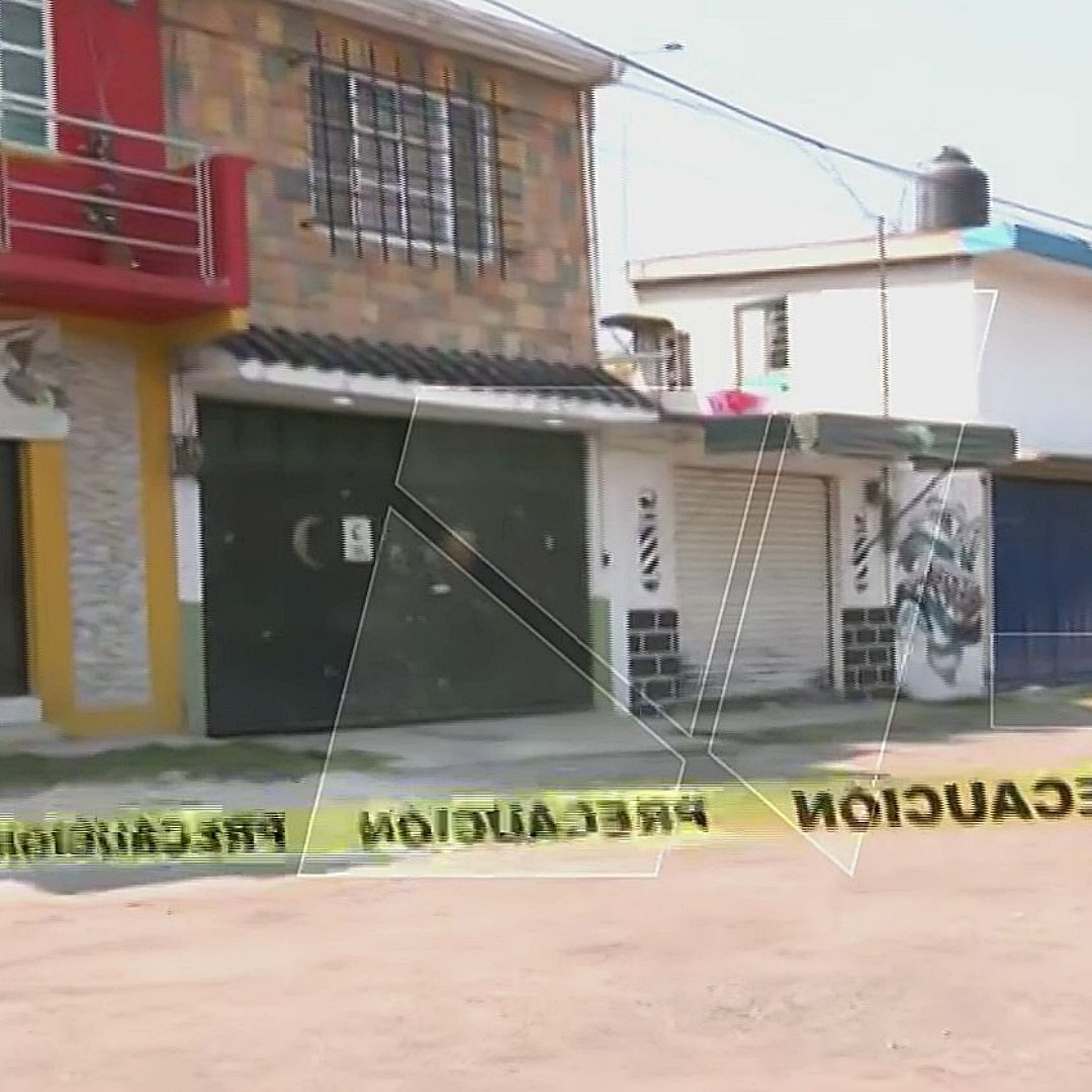 Policías municipales acordonan vivienda luego de ataque a balazos en Tultitlán. Foto: Captura de pantalla