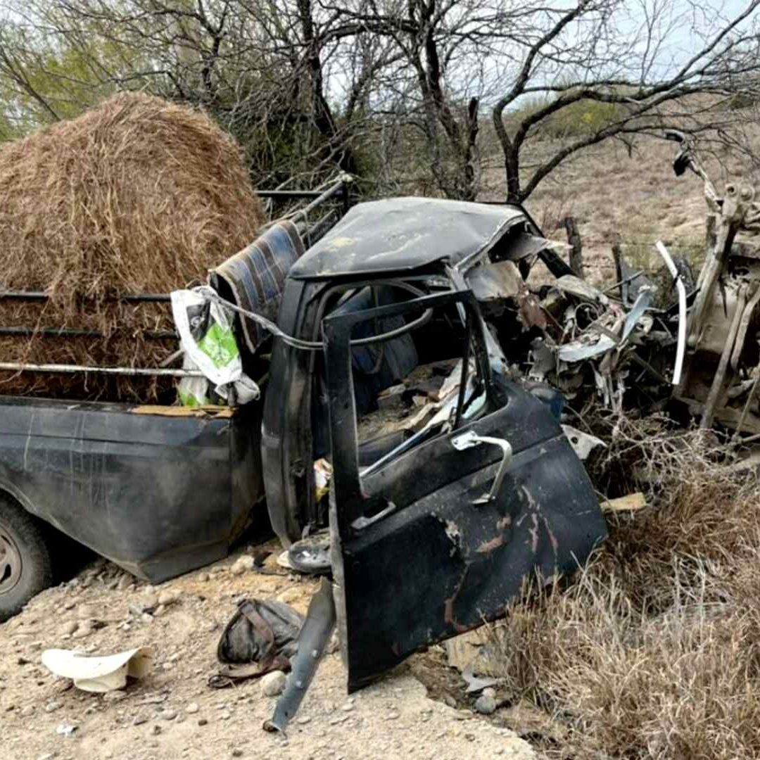Camioneta destrozada por explosión de mina en Doctor Coss