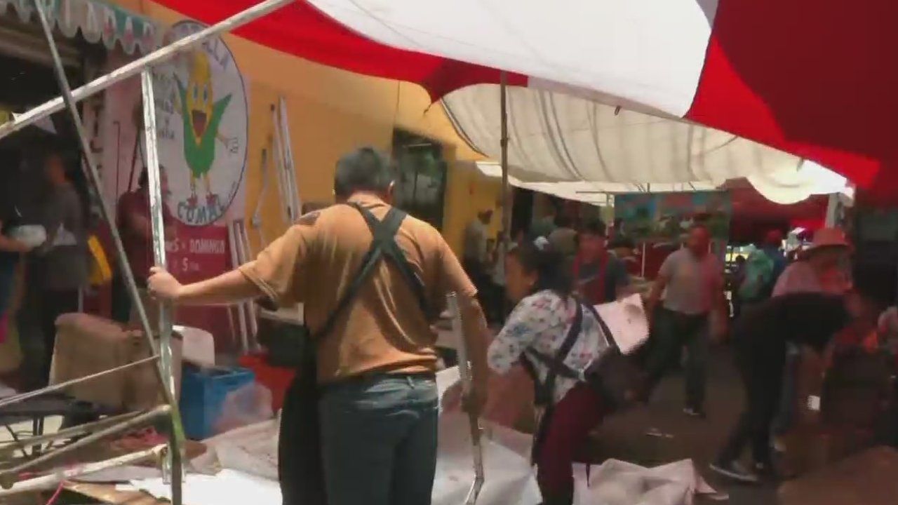 Algunas imágenes muestran el momento exacto en el que la unidad tipo taxi avanza por la vialidad hasta ingresar al tianguis.