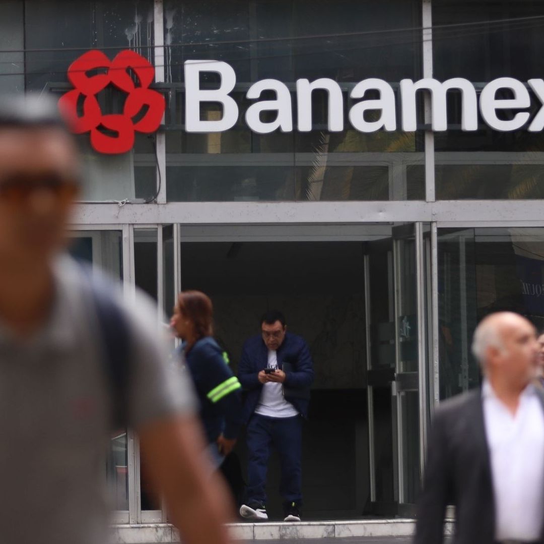 Varias personas frente a un banco.