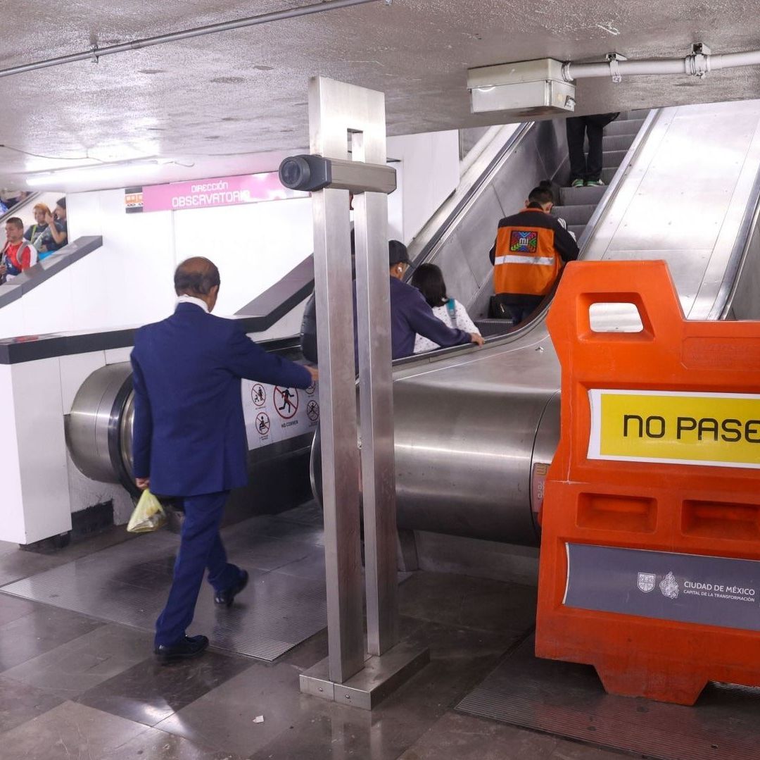 Una persona sube las escaleras del Metro.