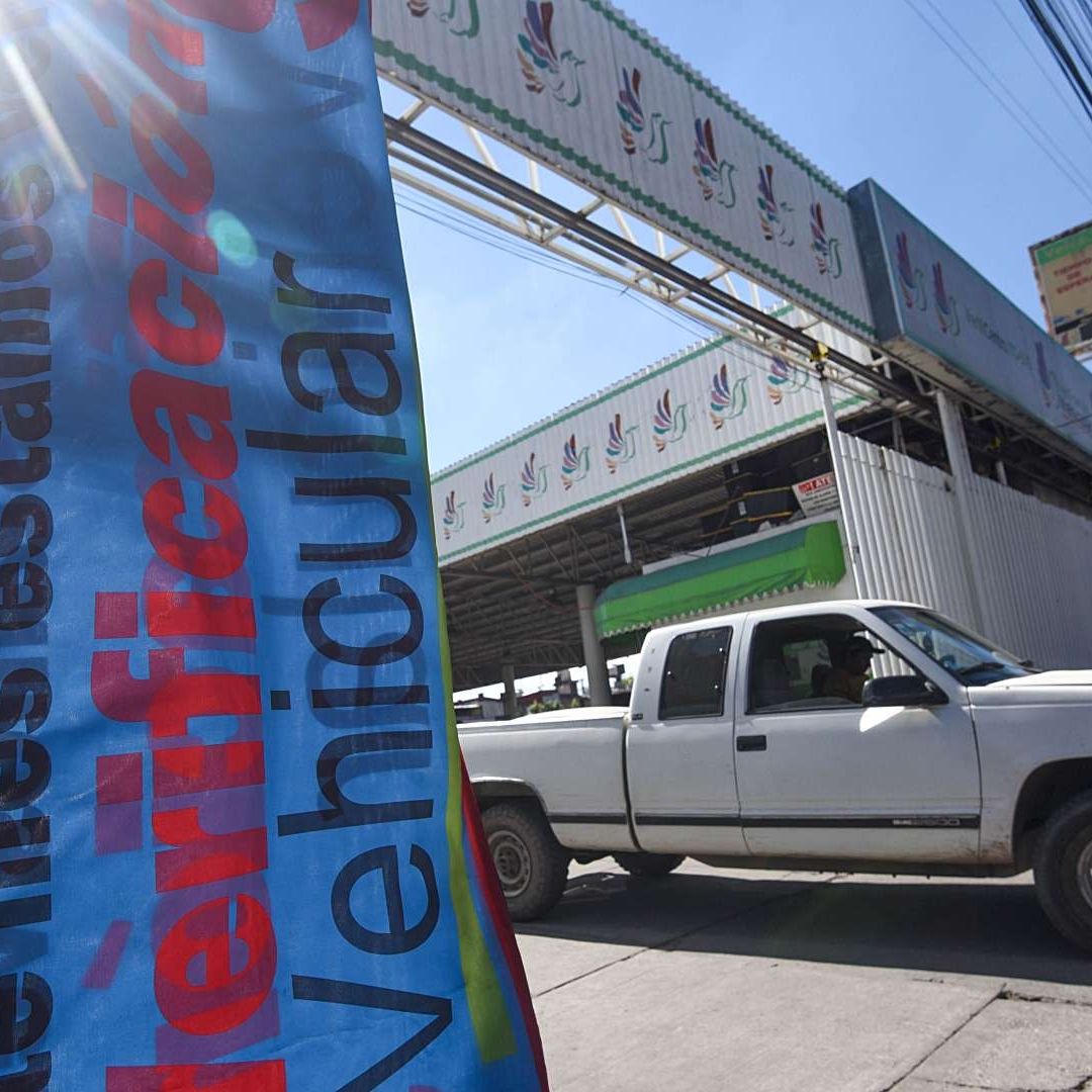 Filas de autos en verificentros del Valle de Toluca en diciembre 2025