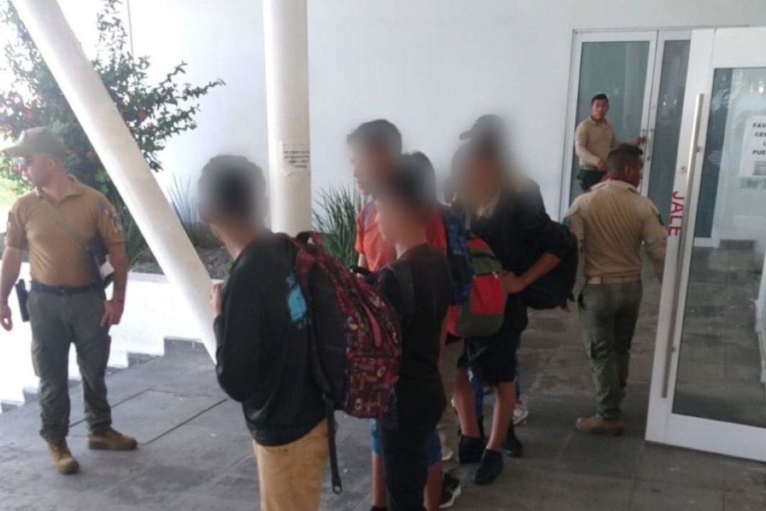 Los conductores y las camionetas -que portaban placas de Tabasco, Veracruz y Puebla- quedaron a disposición de la Fiscalía General de la República.