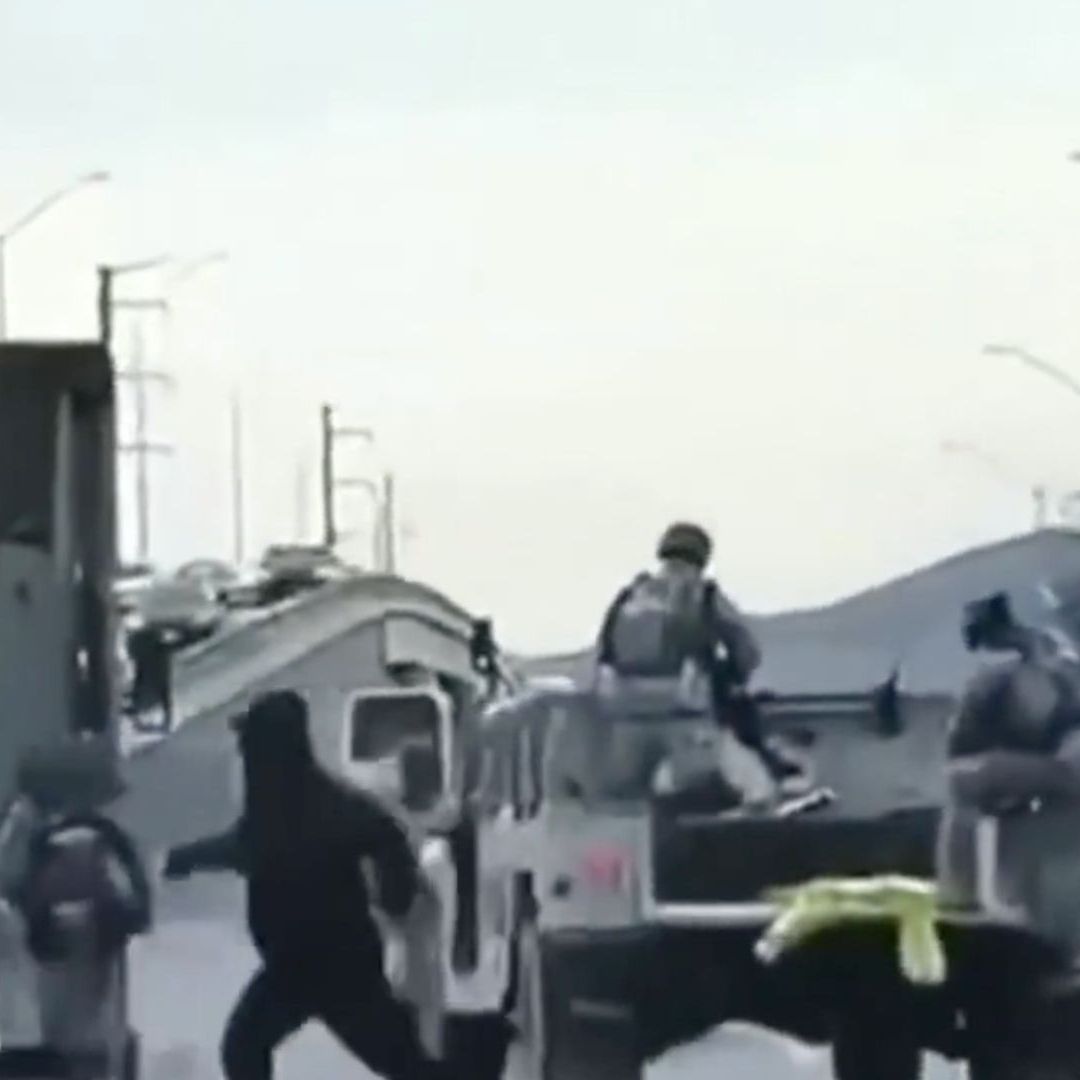 Captan a Presuntos Traficantes de Personas Huyendo a Pie del Ejército en Ciudad Juárez