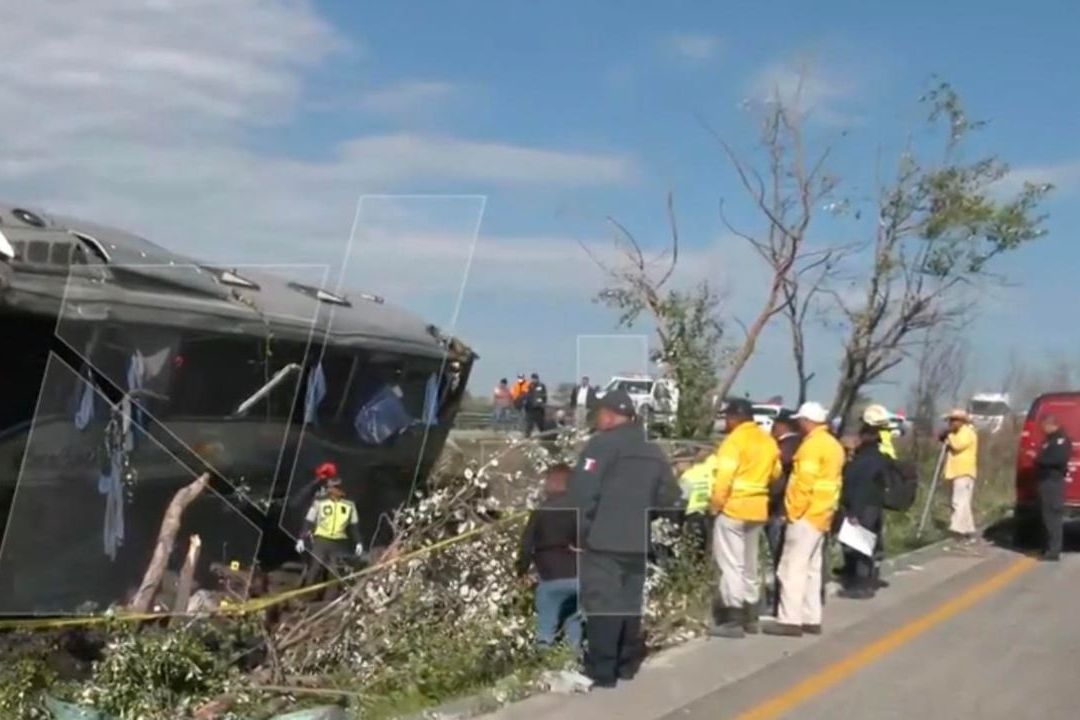 Volcadura de autobús deja 6 muertos en la México-Queretaro