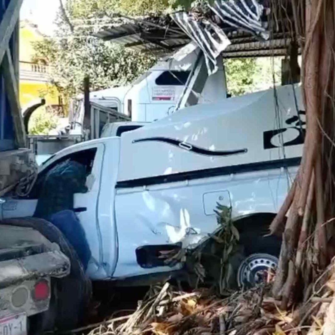 Carroza con Cuerpo de Joven Asesinado es Impactada por Camión Cañero en Yanga Veracruz Conductor Queda Prensado