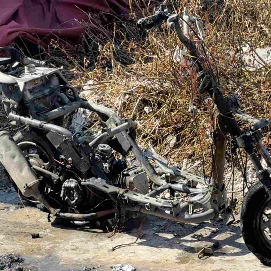 Motocicleta de Presunto Ladrón de Cables Queda Reducida a Cenizas al Incendiarse en Colonia Ricardo Flores Magón Veracruz