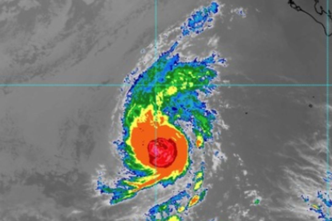 Huracán Fernanda se Intensifica a Categoría 4 en Costas de Cabo San Lucas