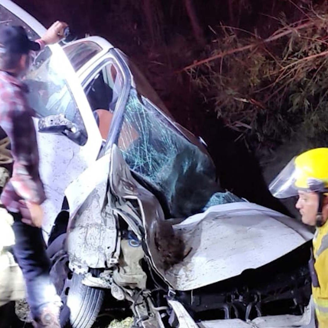 Rescatistas liberando al conductor tras volcadura de carro