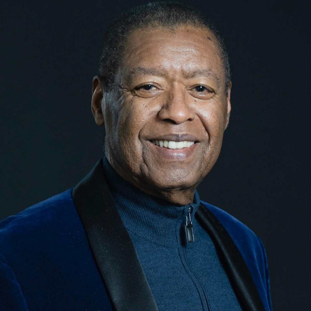 Muere Ron Kenoly, Estrella Mundial de la Música Gospel, a los 81 Años