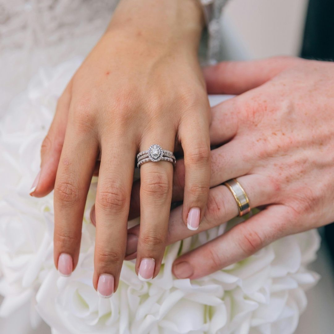 Manos de casados con anillos