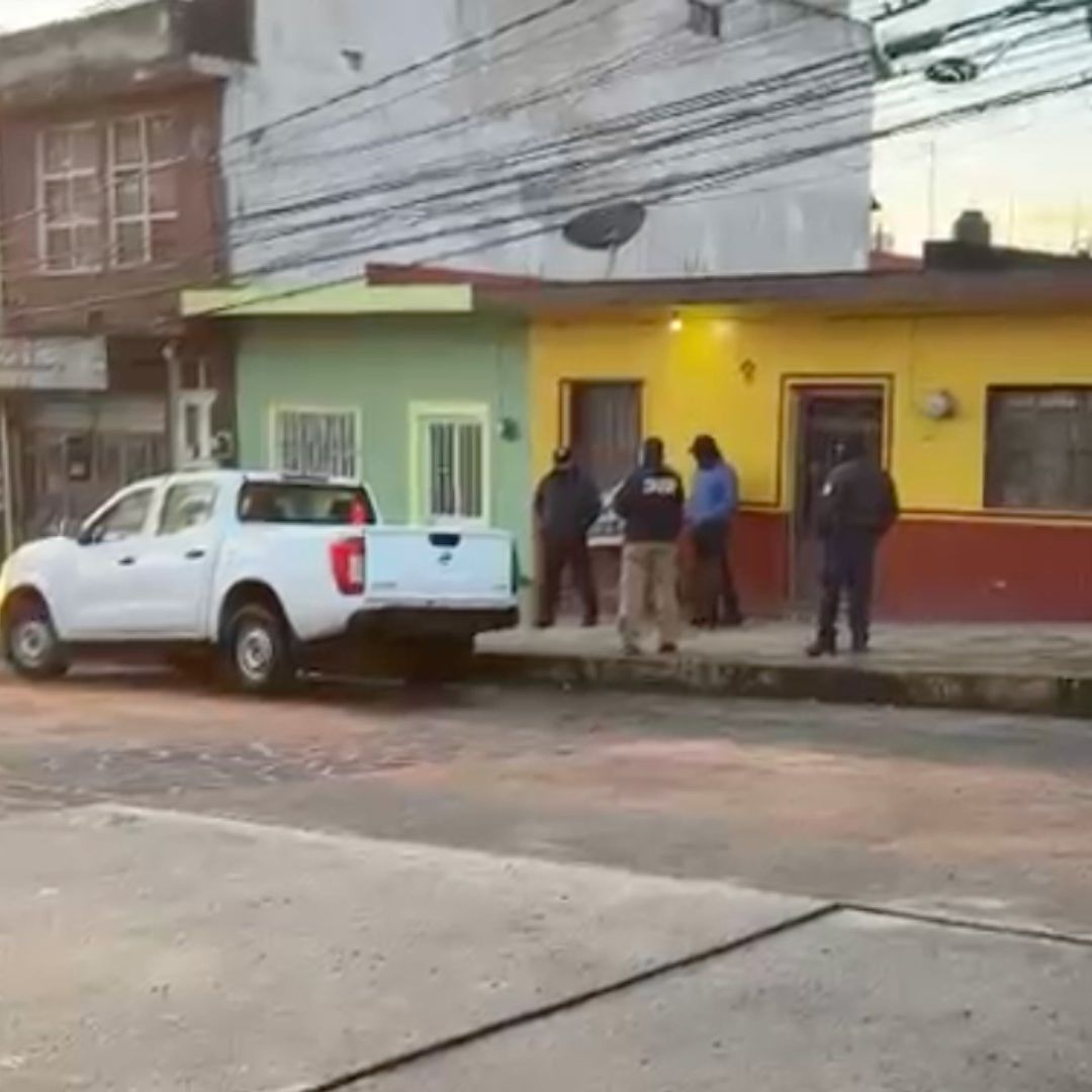 Movilización policíaca en vivienda del presidente municipal de Banderilla tras ataque armado.