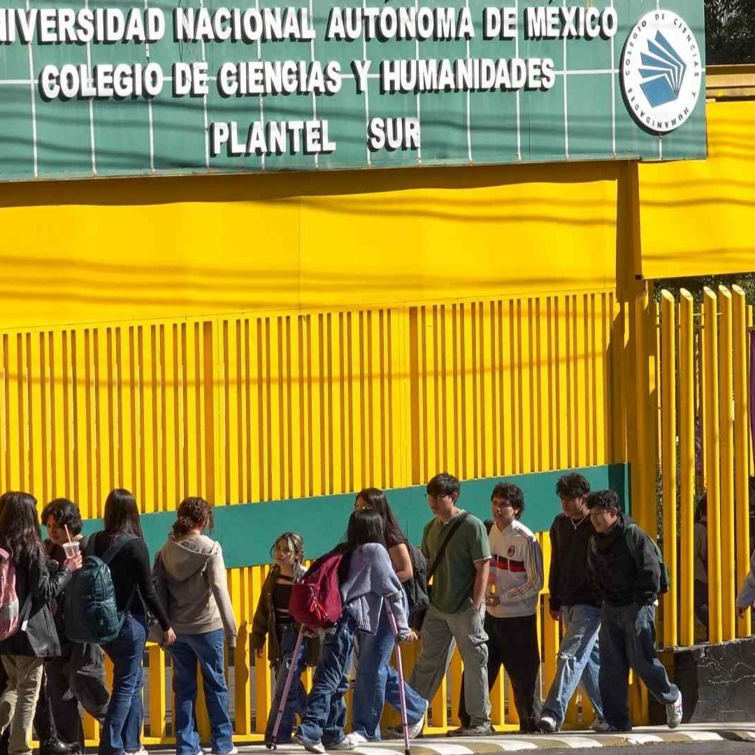 Alumnos regresan a clases presenciales en el CCH Sur