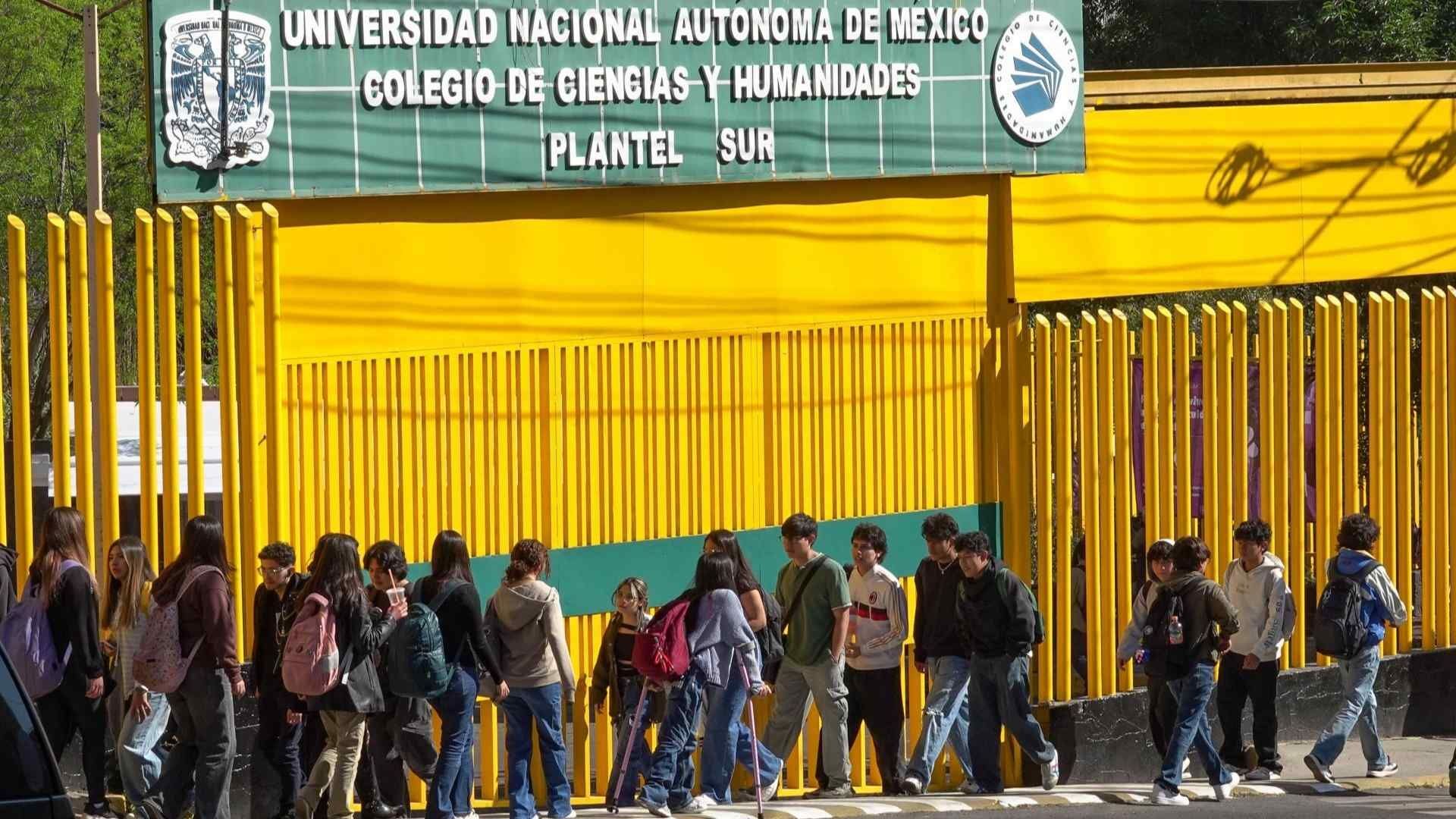 Alumnos regresan a clases presenciales en el CCH Sur