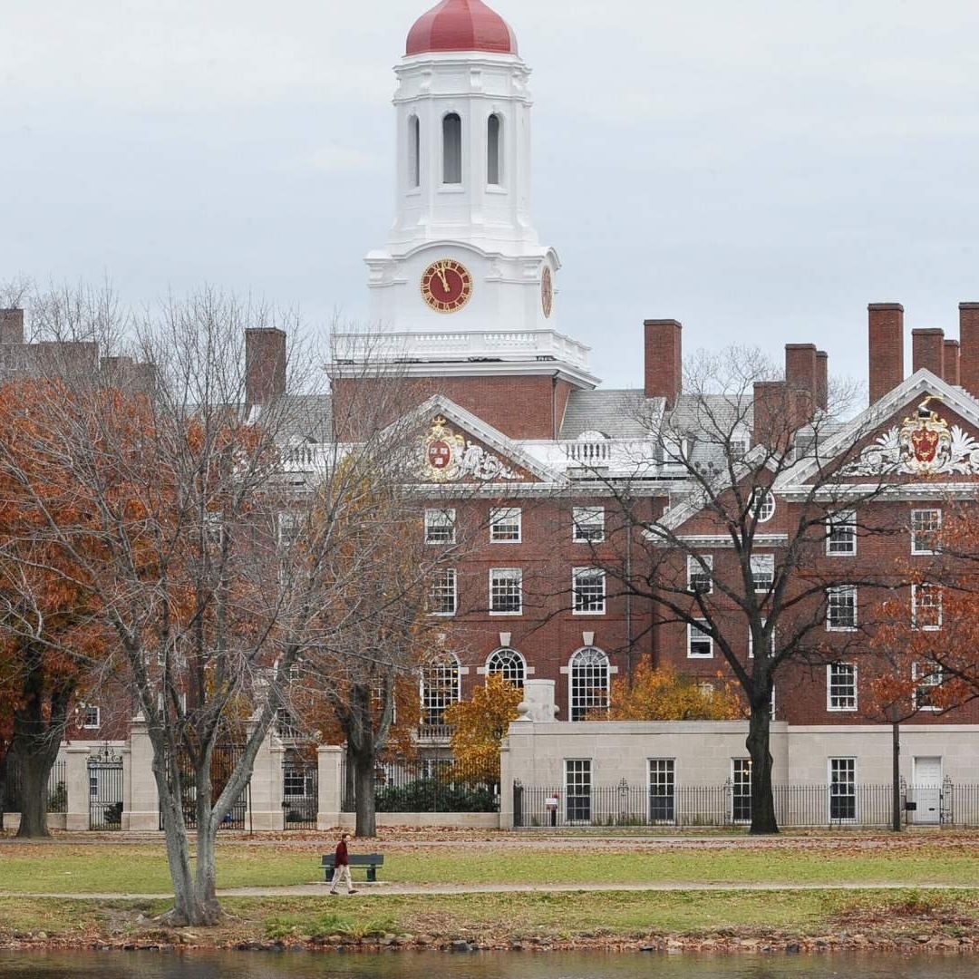 Trump Reclama Mil Millones de Dólares a Harvard por Daños y Perjucios.