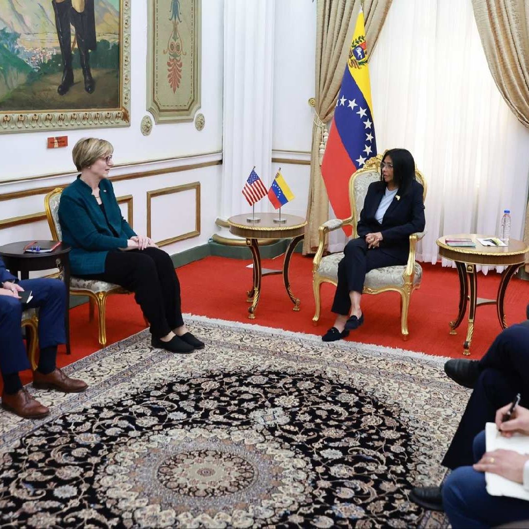 Delcy Rodríguez recibe a misión diplomática de Estados Unidos en Caracas