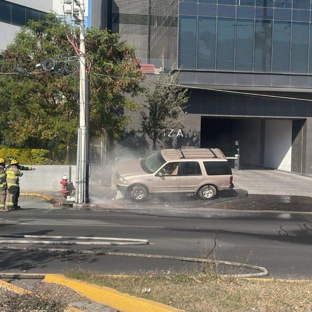 Fuga de agua por choque en el Blvd. Antonio L. Rodríguez