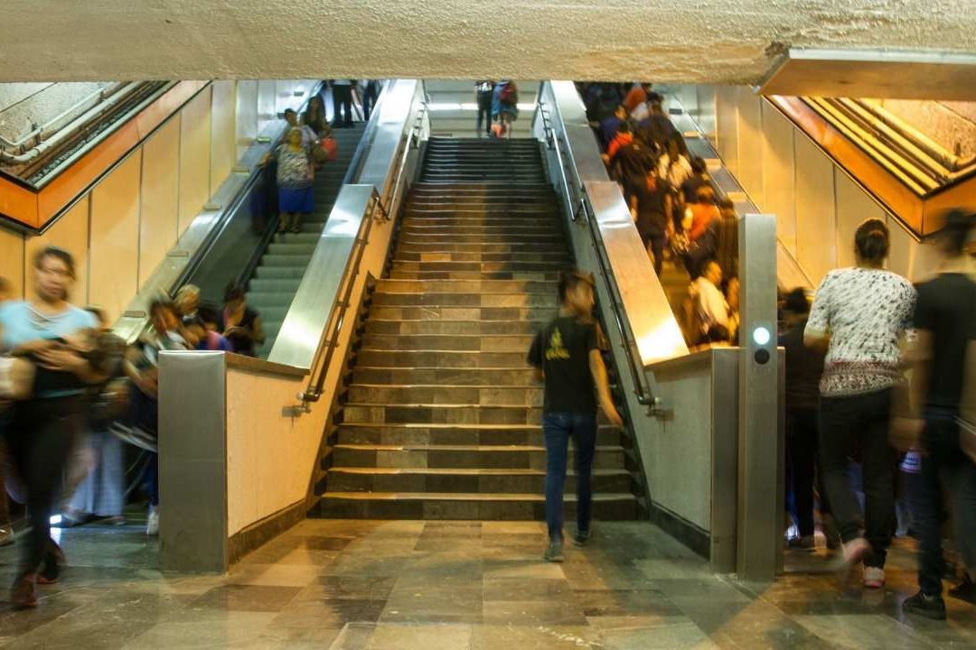 Un tenis atorado provocó que la escalera eléctrica fallara en la estación Constituyentes en la L7 del Metro CDMX