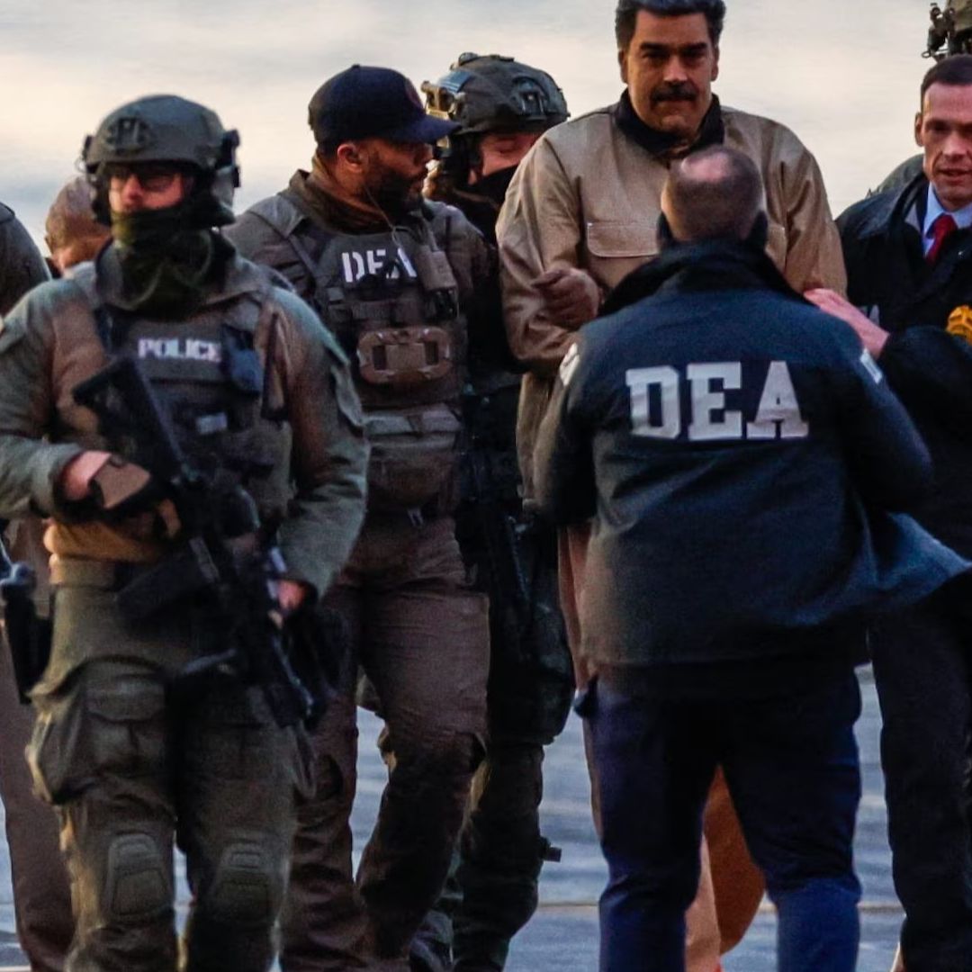 Nicolás Maduro es conducido por autoridades estadounidenses. Foto: Reuters