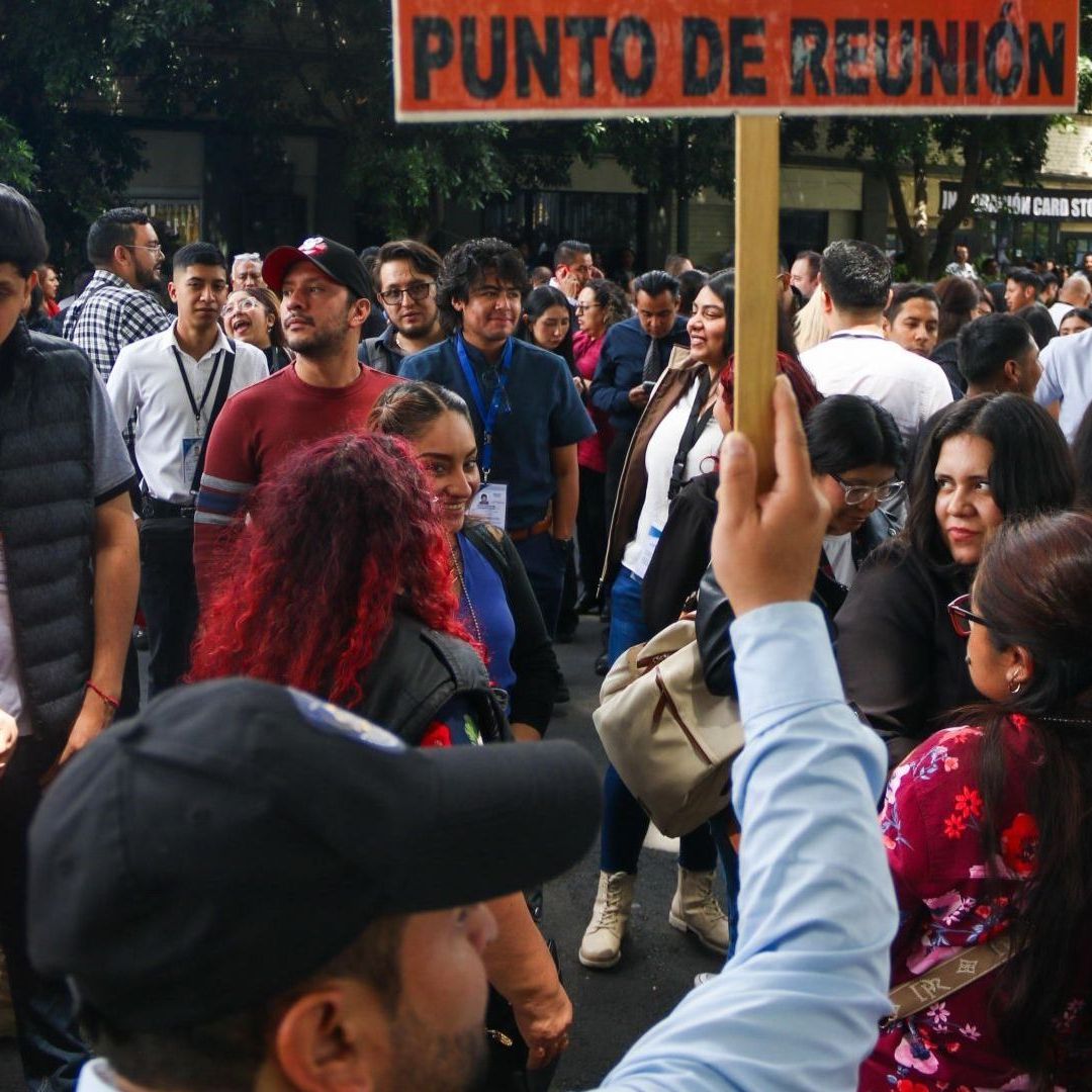 Varias personas reunidas luego de un simulacro.