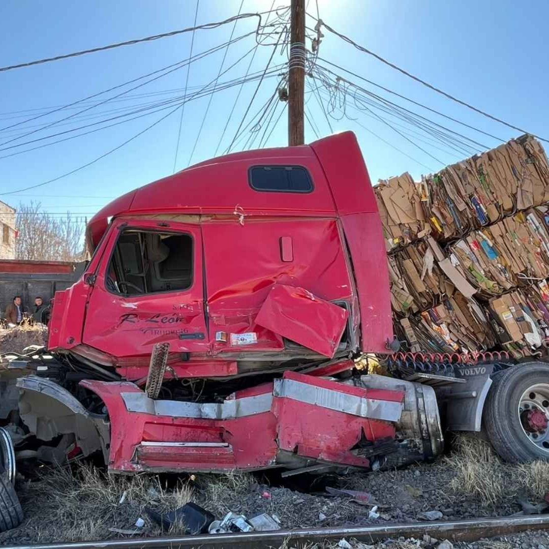 Tráiler Quedó Varado Sobre las Vías del Tren | Foto: N+