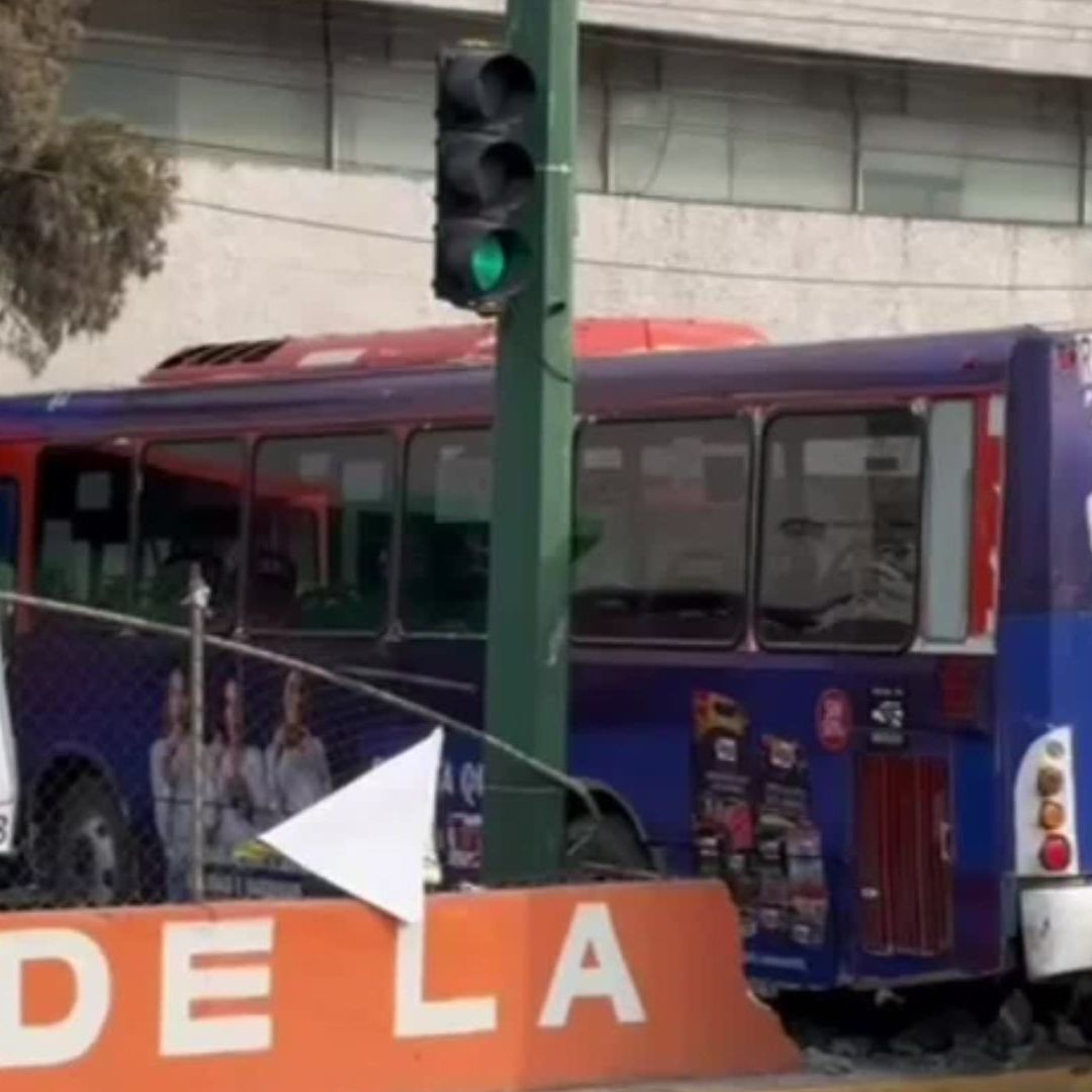 Camión choca contra clínica del IMSS