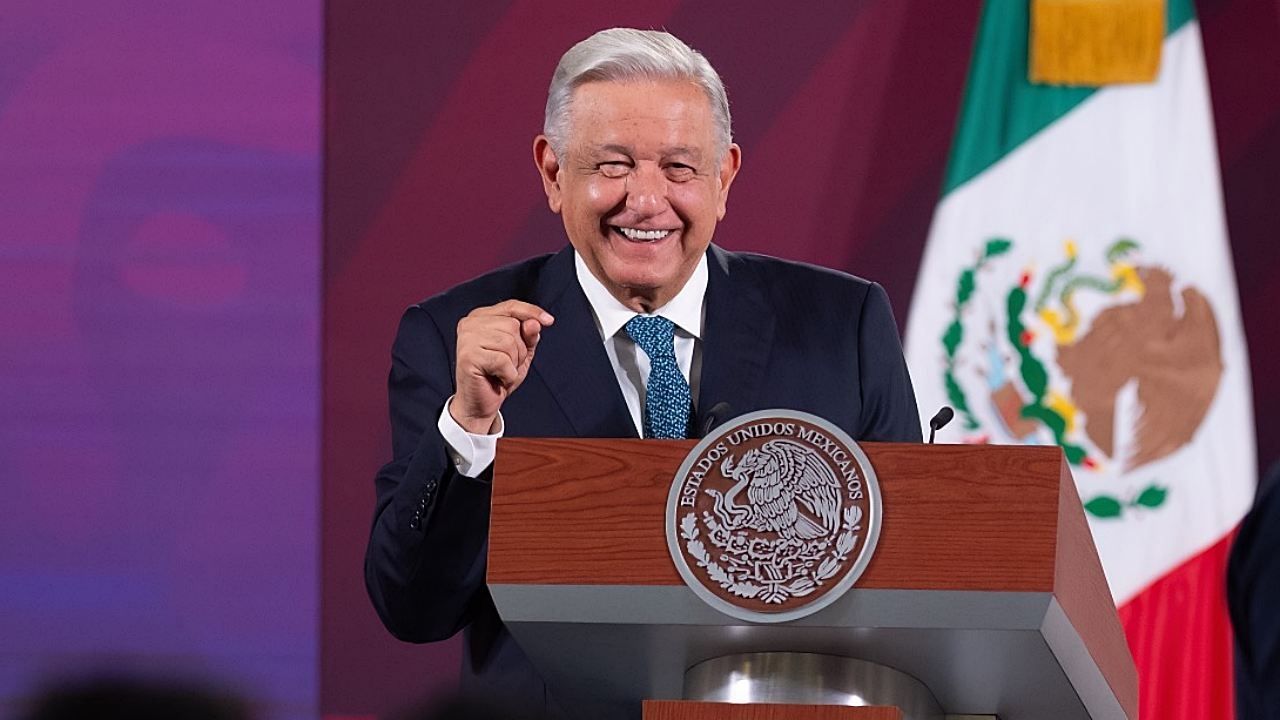 El presidente Andrés Manuel López Obrador presenta su mañanera desde Palacio Nacional