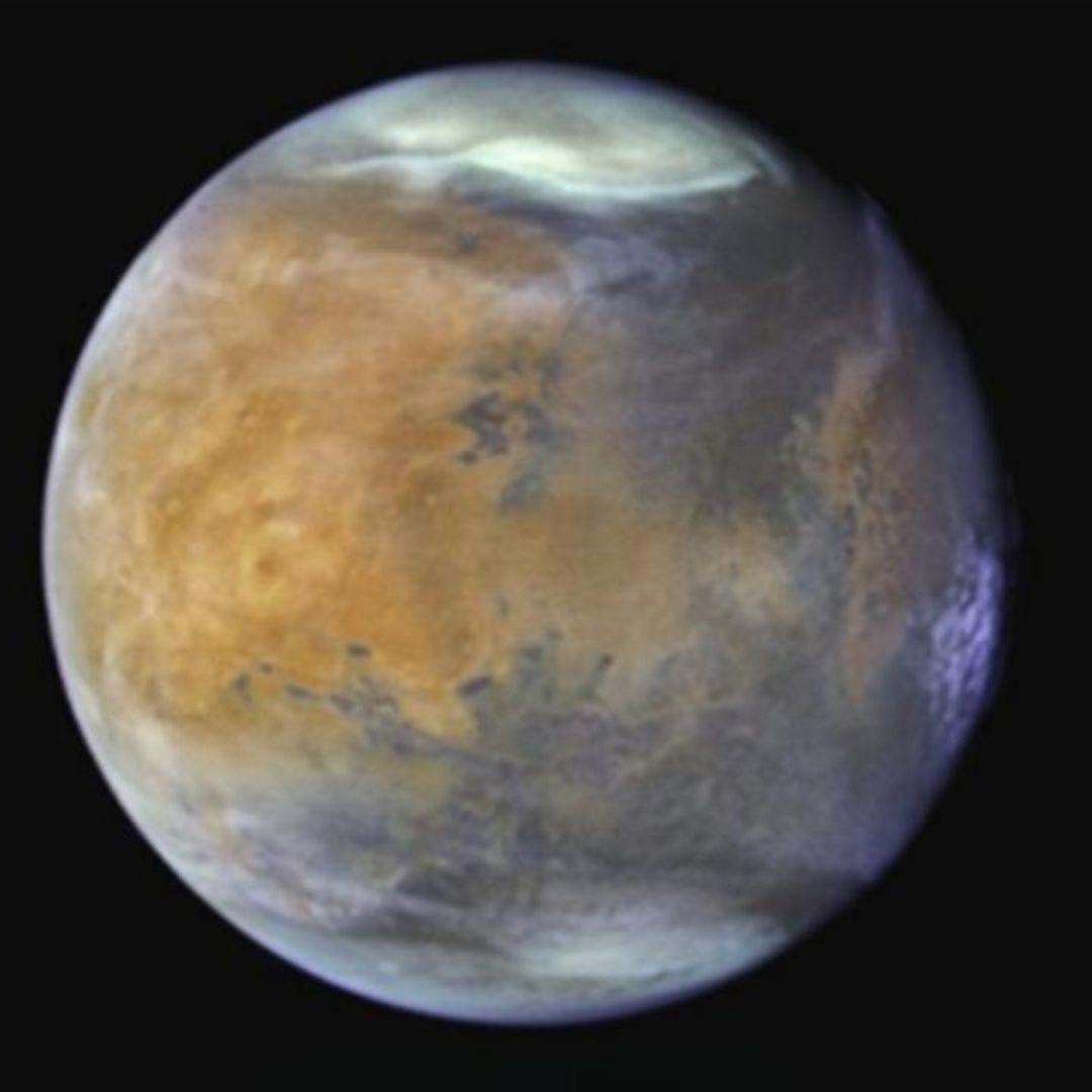 Combinación de imágenes de Marte tomadas por el telescopio espacial Hubble en 2024.