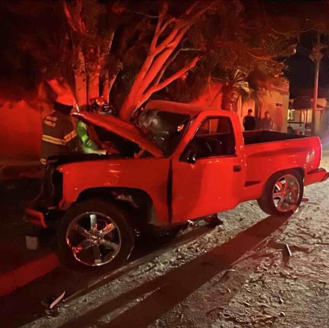 Dos Hombres Terminaron Prensados e Inconscientes al Chocar con un Árbol en Hermosillo