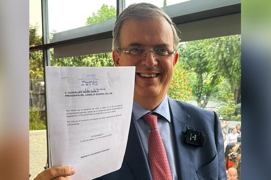 Marcelo Ebrard, en el INE para pagar multa por 10 mil pesos