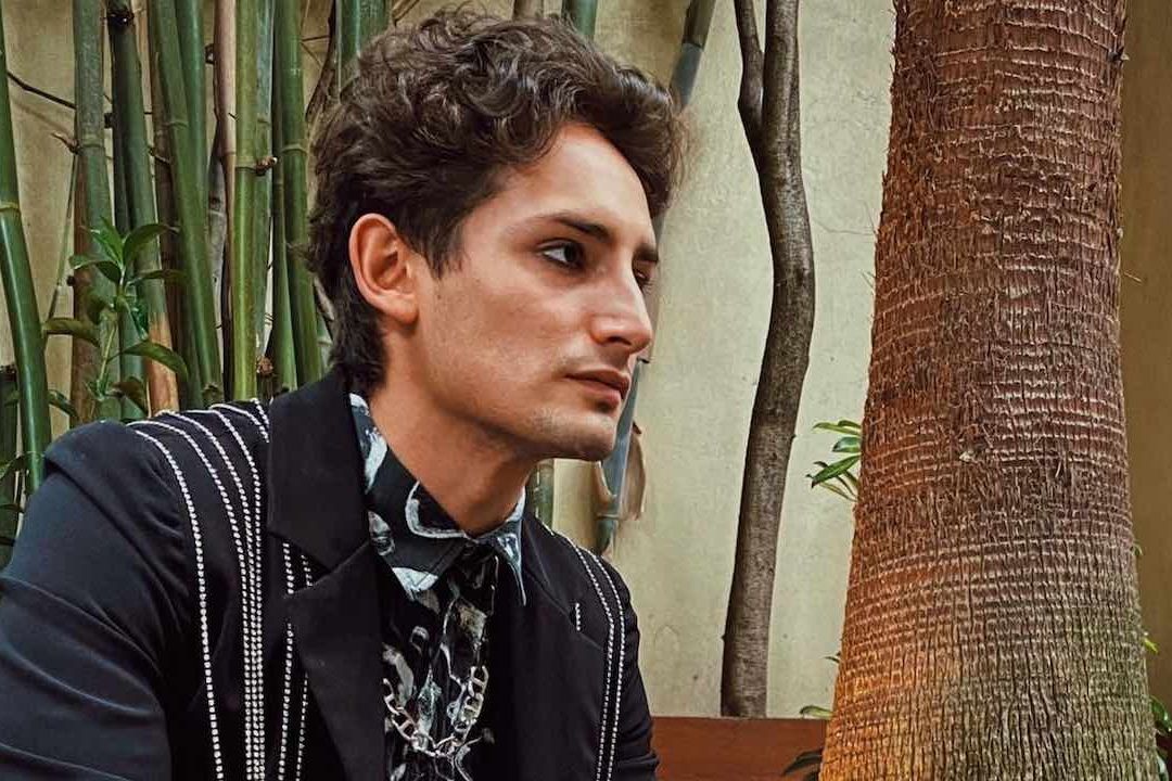 Emilio Osorio cambia su nombre artístico a Emilio Halcón