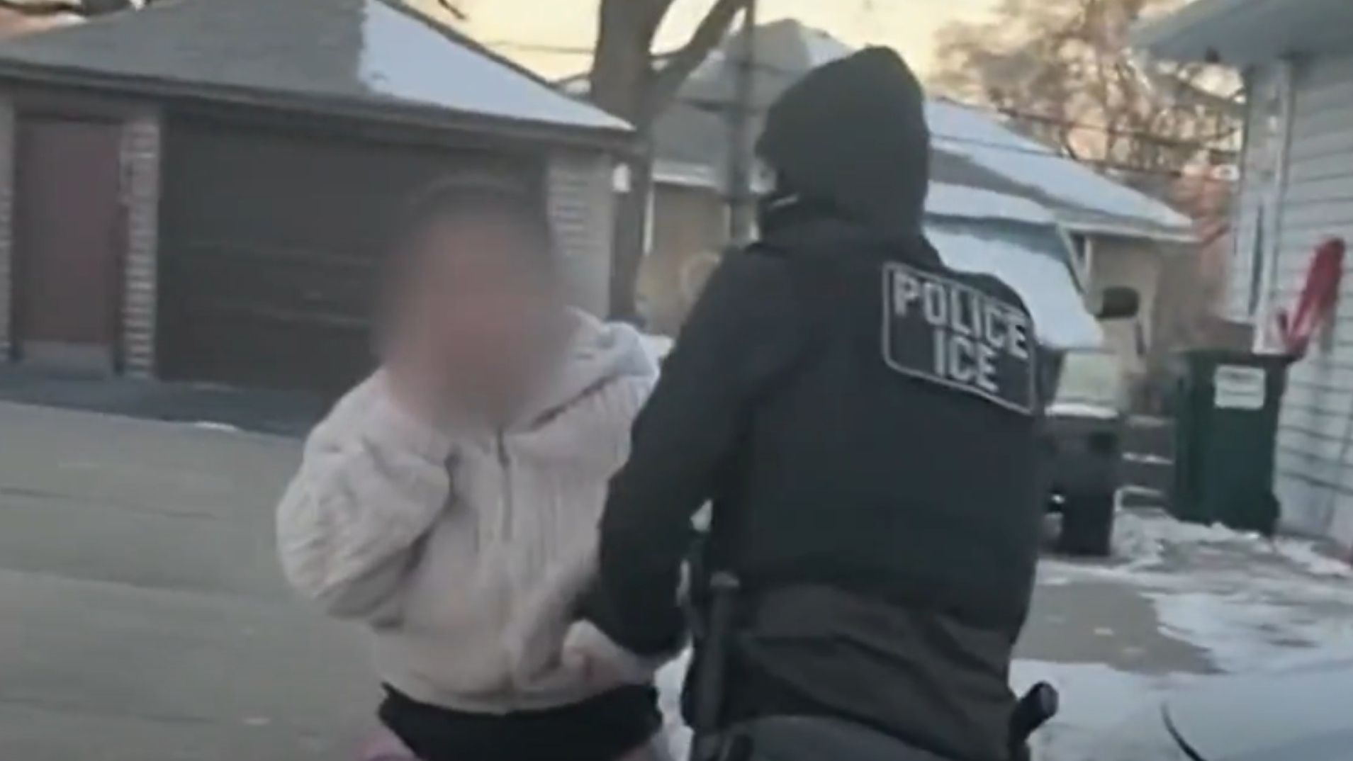 En Mineápolis una Mujer Detenida por Agentes de ICE Logra que la Liberen para Cuidar a sus Hijos