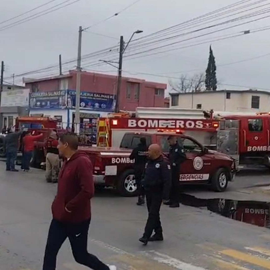 Se Incendia Camión de Personal en Piedras Negras; Trabajadores Tuvieron que Salir por las Ventanas