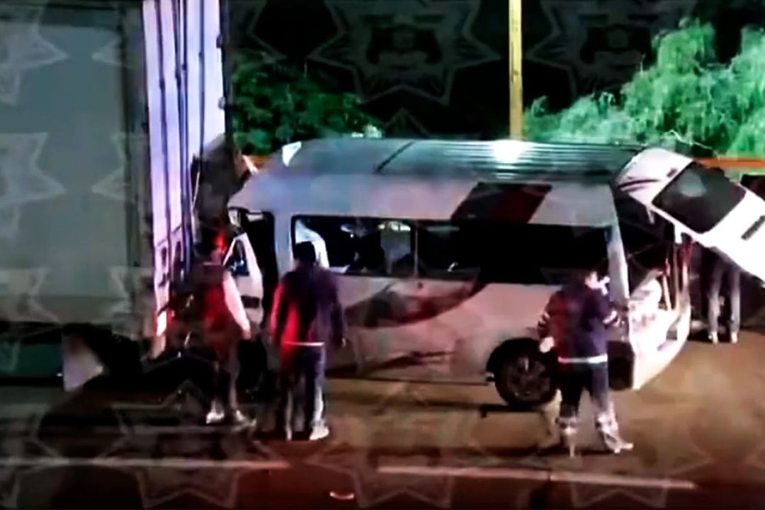 Momento del choque en autopista México - Pachuca entre combi y tráiler