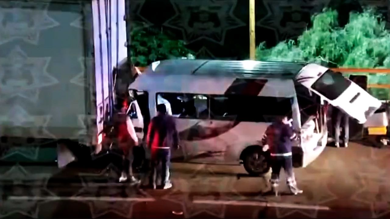 Momento del choque en autopista México - Pachuca entre combi y tráiler