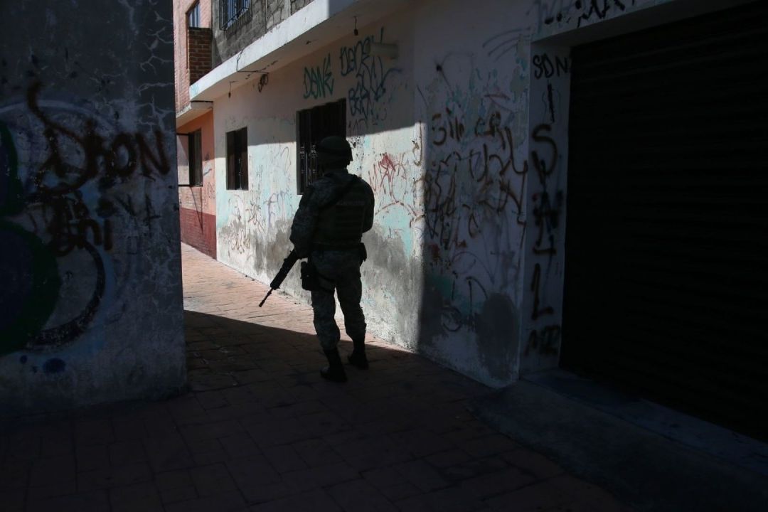 Elemento del Ejército vigila una zona en la cual se registró un homicidio en Morelos, el 29 de julio de 2023.