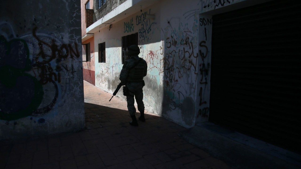 Elemento del Ejército vigila una zona en la cual se registró un homicidio en Morelos, el 29 de julio de 2023.