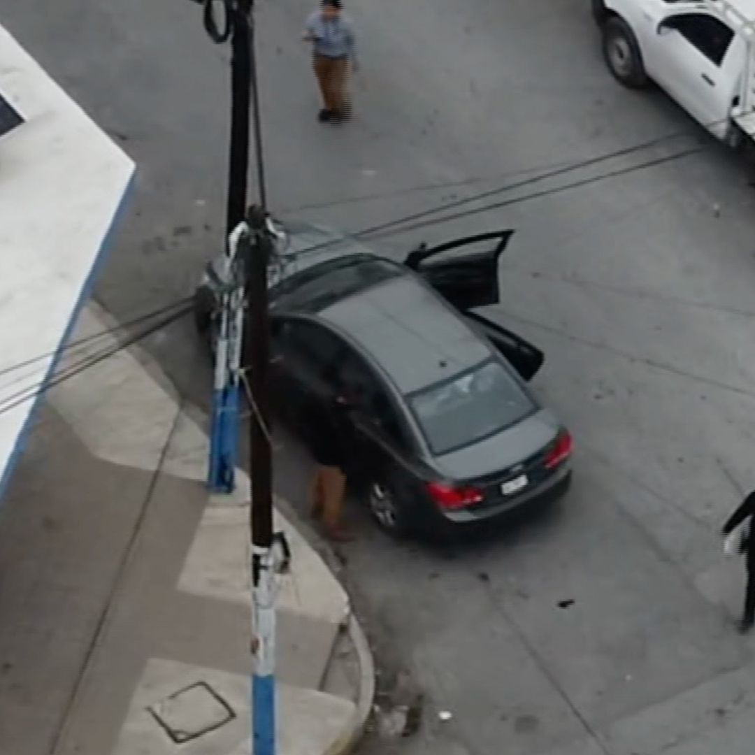 Hombre sin vida dentro de auto
