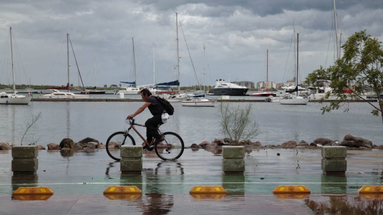 Huracán Hilary, de Categoría 2, Avanza Rumbo a Baja California; Reportan Daños Menores
