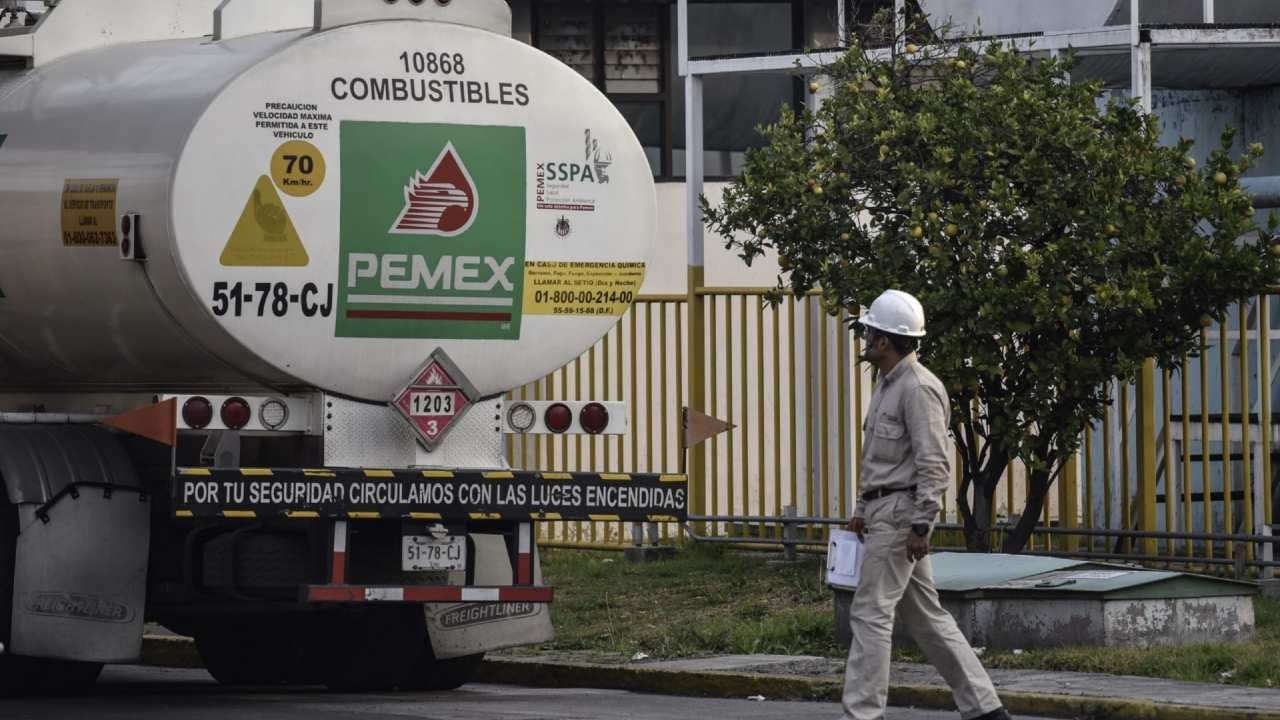 Pemex alista nuevas rutas para garantizar el abasto de combustible ante el huracán Hilary
