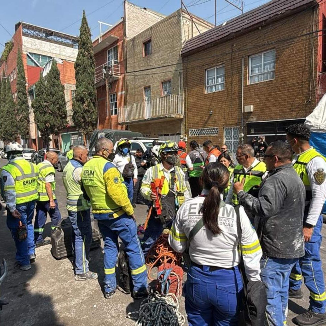 Personas junto a elementos de emergencias.