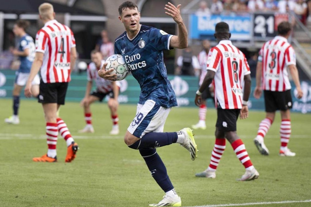 Santiago Giménez marca su primer gol de la temporada 2023-24 con el Feyenoord