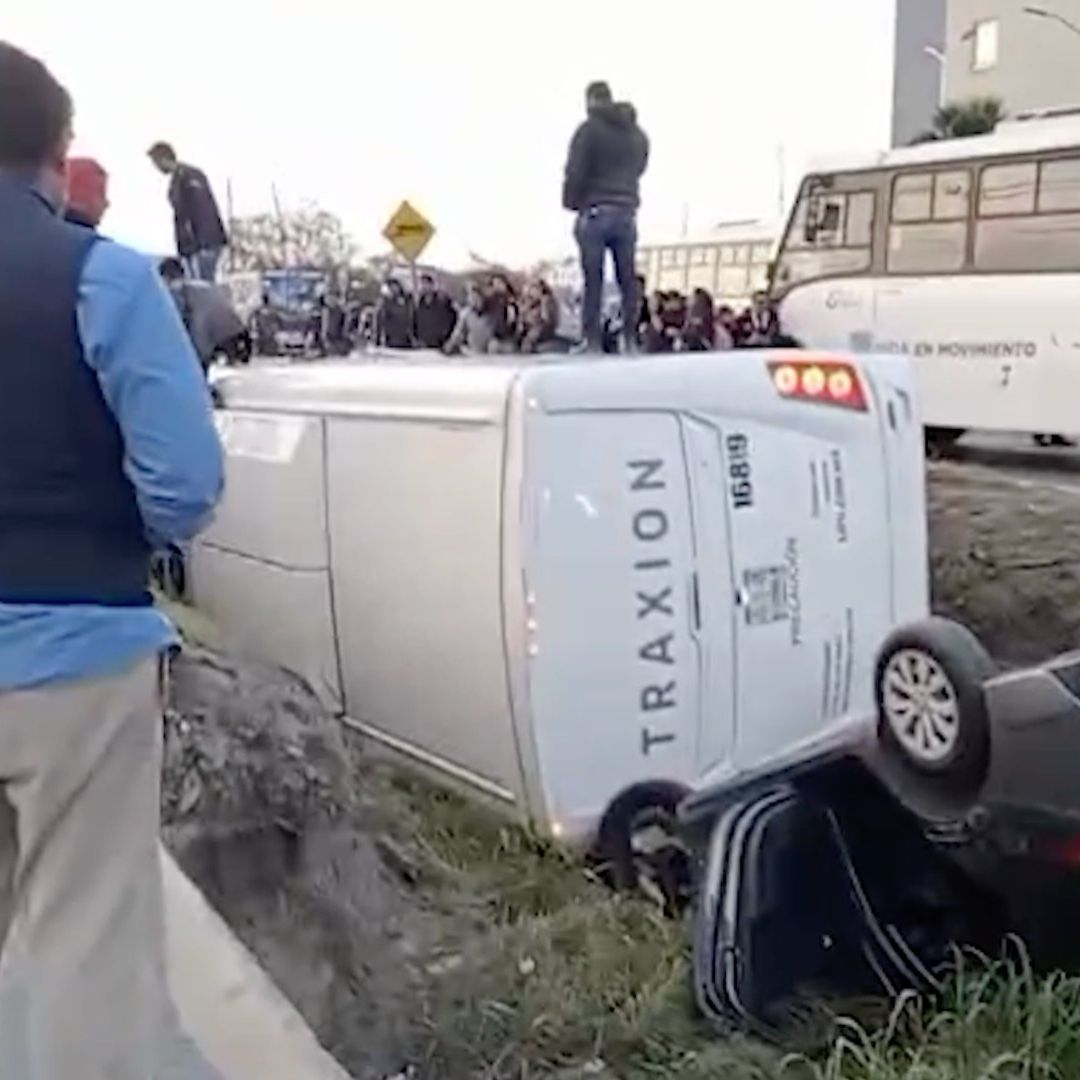 Volcadura de camión y auto en canalón