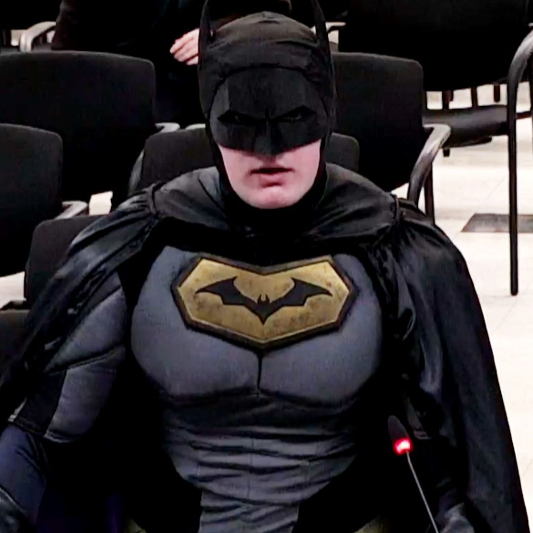 Batman al Ataque: Exige a Autoridades No Cooperar con ICE Durante Super Bowl en California