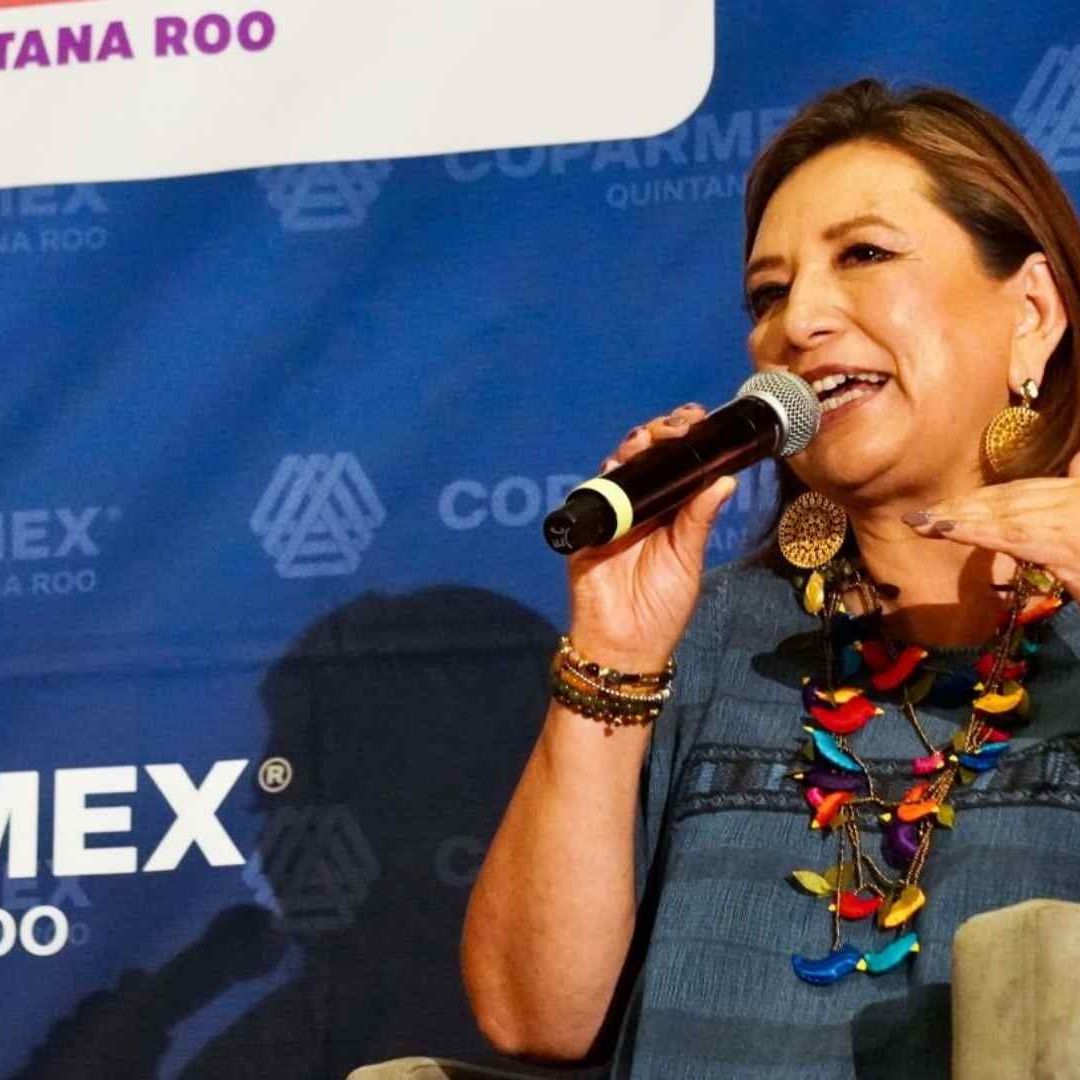 Xochitl Gálvez, aspirante del Frente Amplio a la Presidencia, durante una reunión con Coparmex